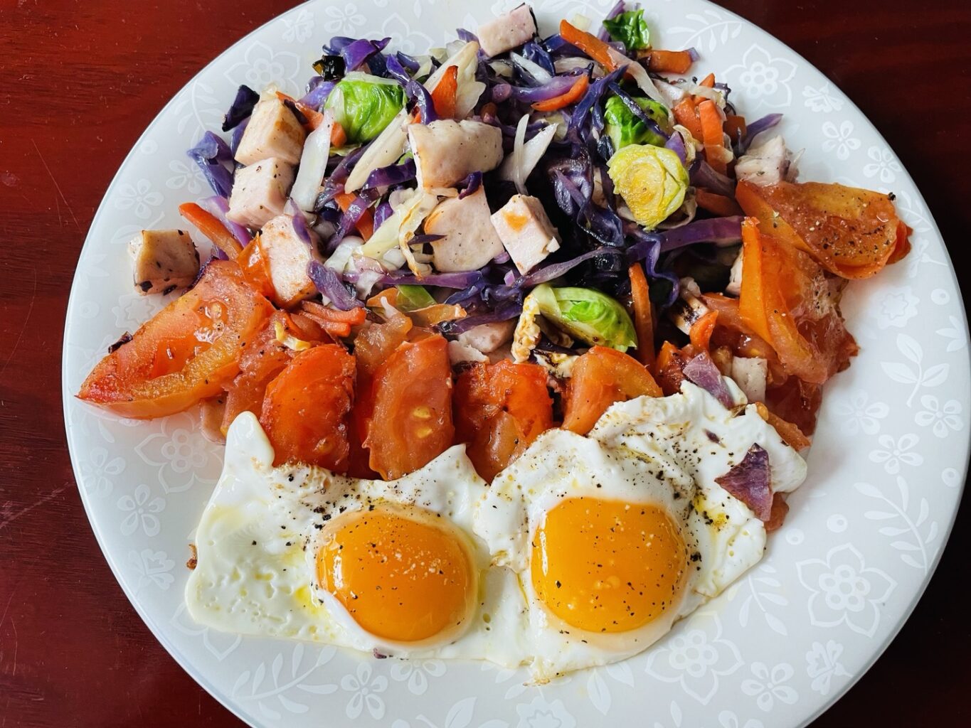 야채와 계란, 토마토가 가득 담긴 건강한 음식